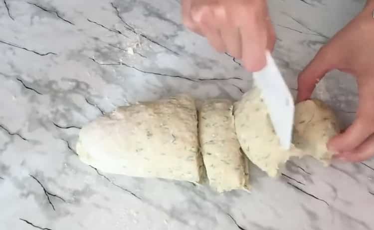 Pour faire des gâteaux avec du fromage cottage, coupez la pâte