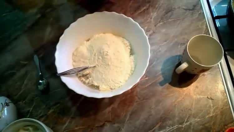 Tamizar la harina para cocinar pasteles uzbekos en el horno