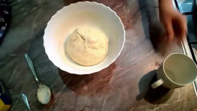 Kneed het deeg om Oezbeekse cakes in de oven te maken