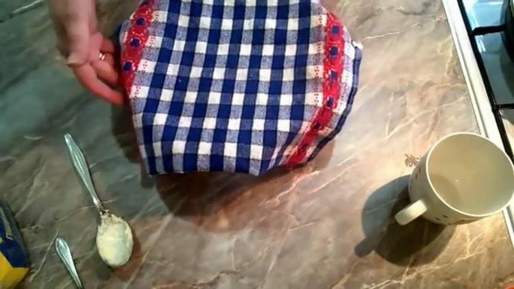 Para preparar pasteles uzbekos en el horno, cubra la harina con una toalla