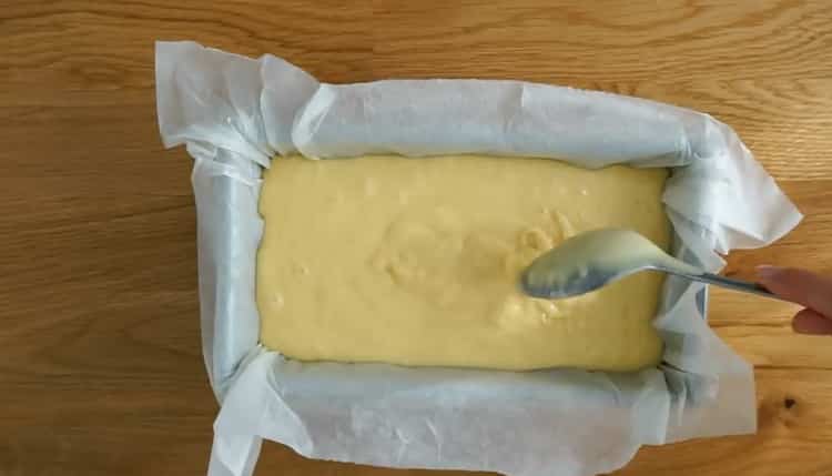 Pour préparer un gâteau au citron, mettez la pâte dans le moule