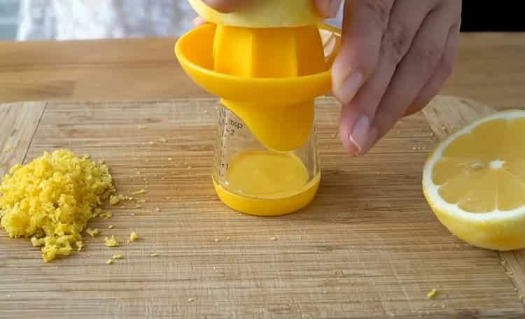 Presser le jus de citron pour faire un gâteau au citron