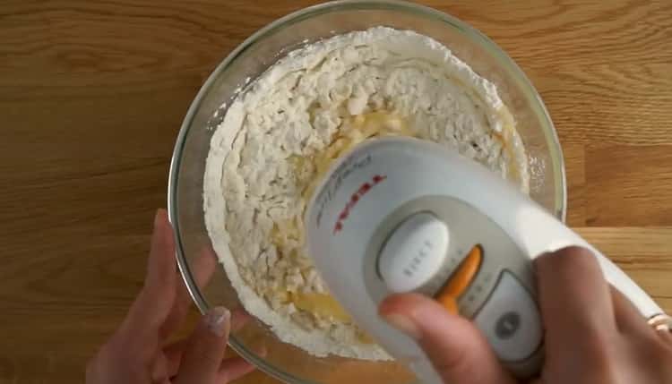 Tamiser la farine pour faire un muffin au citron
