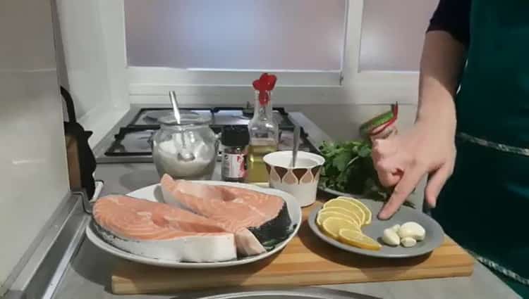 Para preparar salmón al horno en papel de aluminio, prepare los ingredientes.