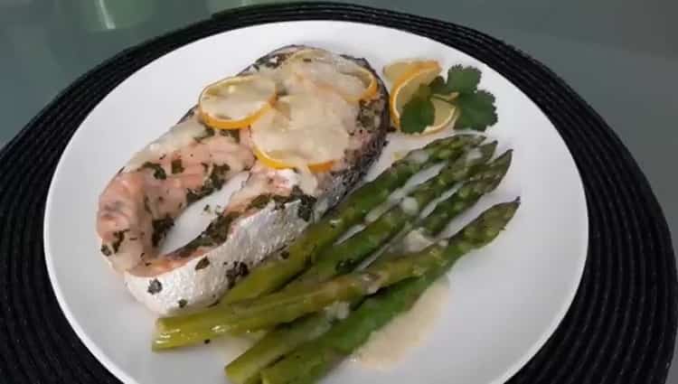 salmón en el horno en el papel de aluminio está listo