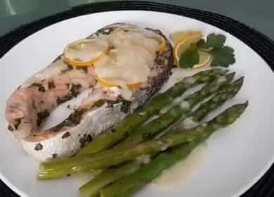 Delicioso salmón al horno en papel de aluminio en el horno