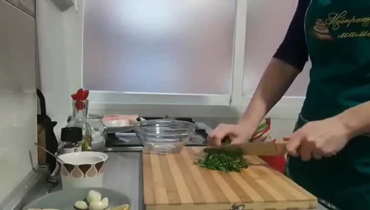 Para cocinar salmón al horno en papel de aluminio, corte las verduras