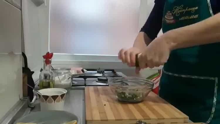Para cocinar salmón al horno en papel de aluminio, rallar el ajo