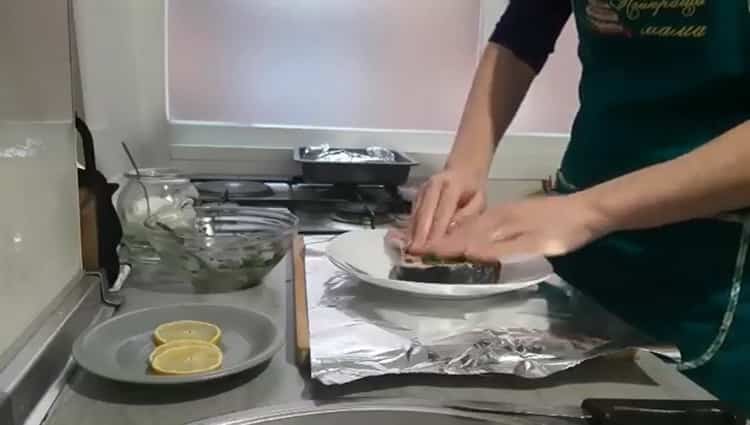 Para preparar salmón al horno en papel de aluminio, ponga las especias sobre el pescado.