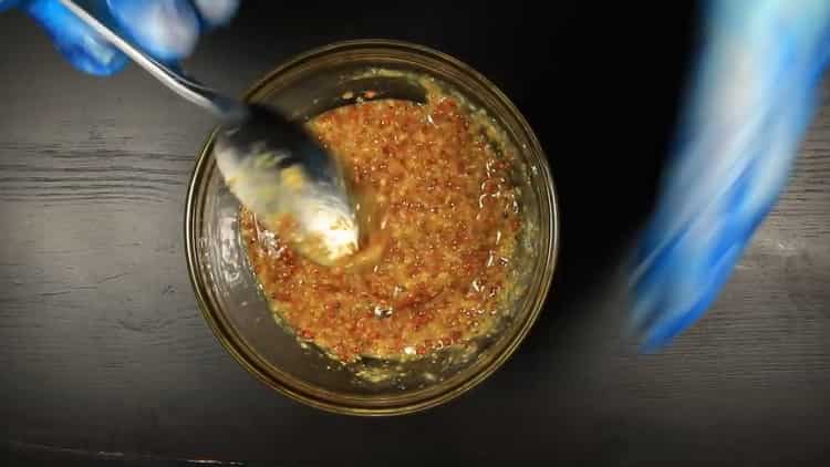 Pour préparer le saumon dans une sauce crémeuse, préparez une vinaigrette