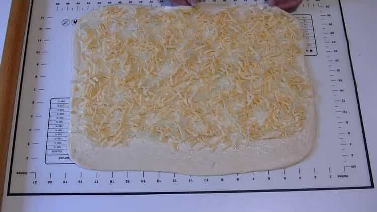 Para preparar pasteles de cebolla, ponga el relleno sobre la masa.