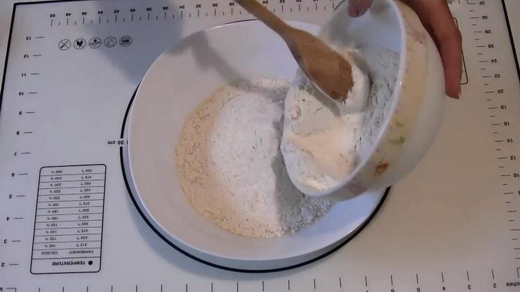 Tamizar la harina para los pasteles de cebolla