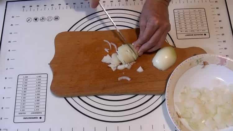 Para preparar pasteles de cebolla, picar cebollas