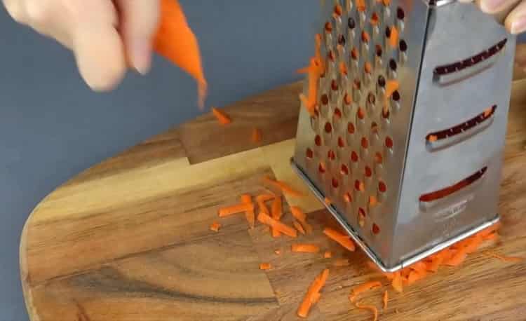 Para cocinar la pasta en una sartén, rallar las zanahorias