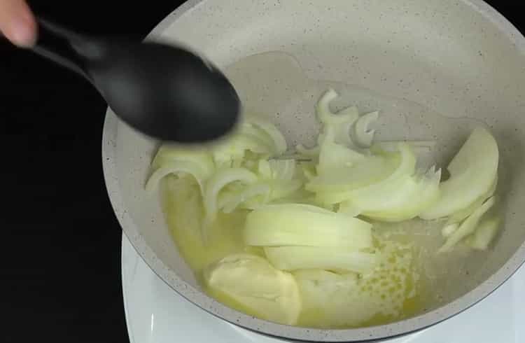 To cook pasta in a pan, fry the onions