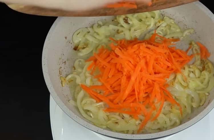 Pour faire cuire les pâtes, faites frire les légumes dans une casserole