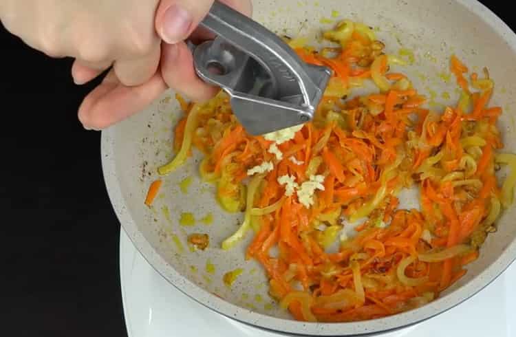 Agregue ajo para cocinar la pasta en una sartén