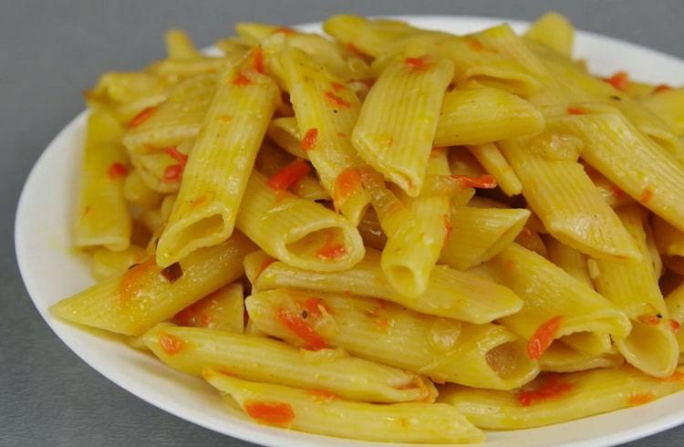 Pasta in a pan according to a step by step recipe with photo