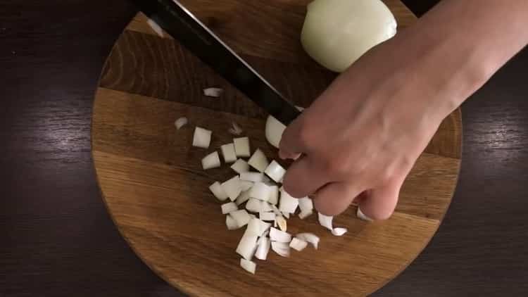 Pour cuire des pâtes, hachez l'oignon