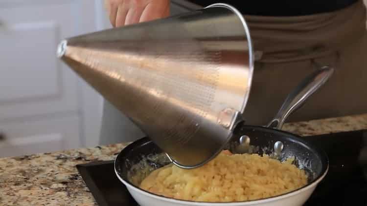 Pour faire des spaghettis, mettez les spaghettis dans une casserole