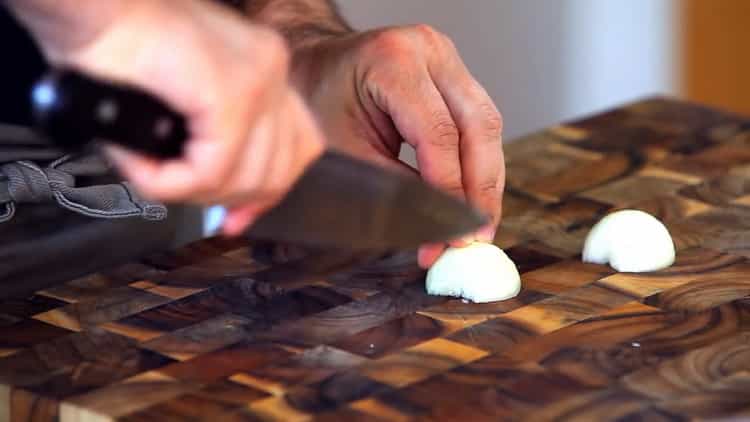 Upang makagawa ng spaghetti, i-chop ang sibuyas