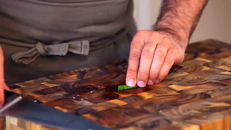 Couper la menthe pour faire des spaghettis