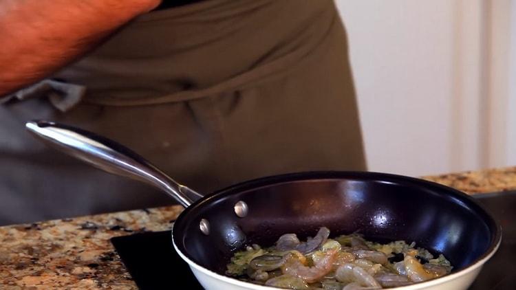 Ajouter les crevettes pour faire des spaghettis