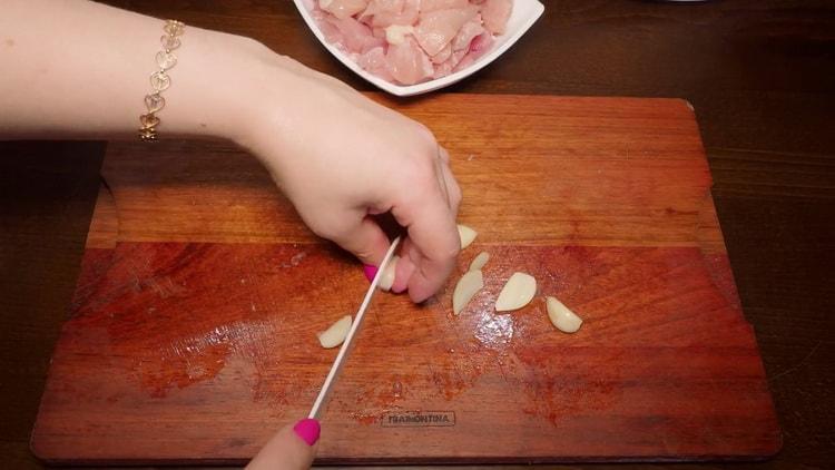 Chop the garlic for pasta