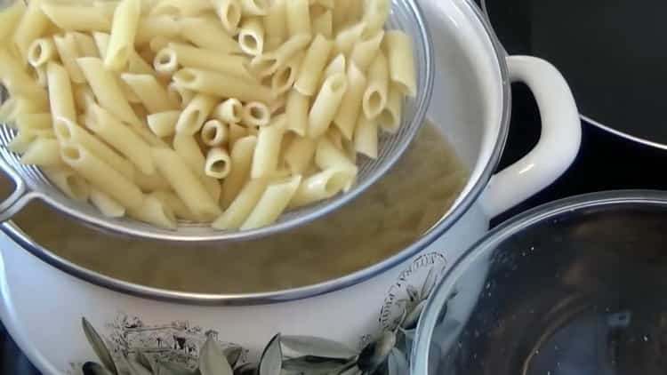 Para cocinar la pasta, escurrir la pasta.