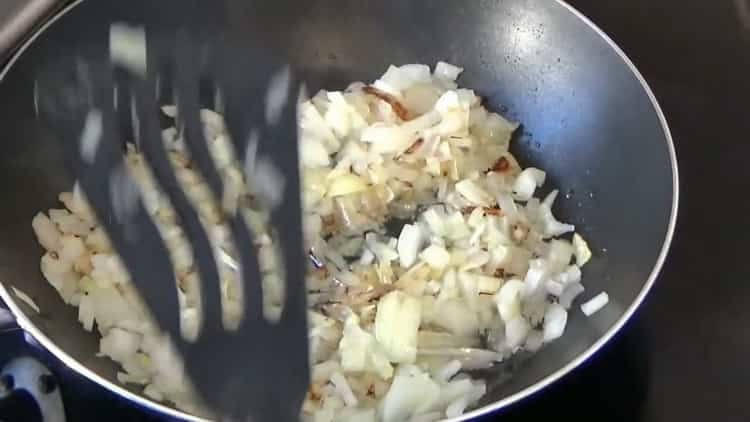 Para cocinar pasta, freír la cebolla.