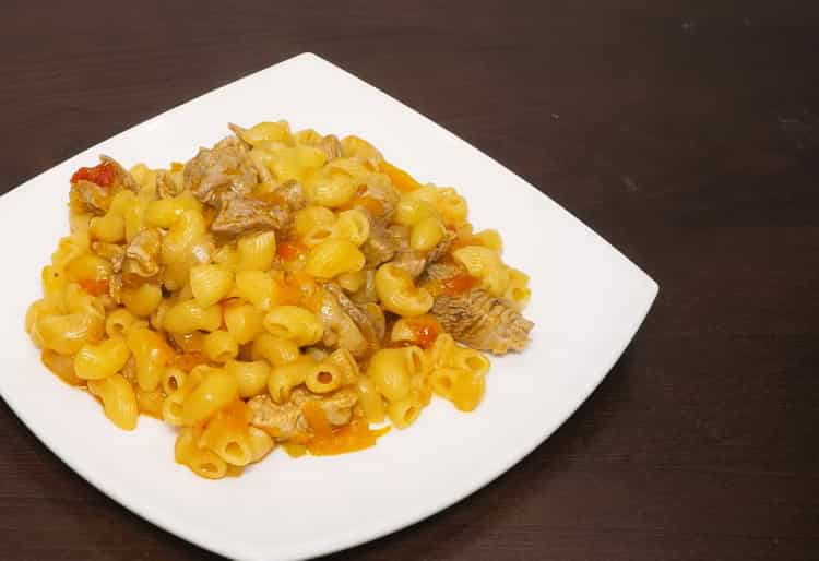 pasta con carne en una olla de cocción lenta