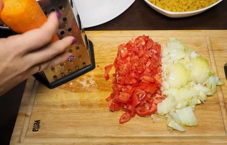 Cuisson des pâtes avec de la viande dans une cocotte