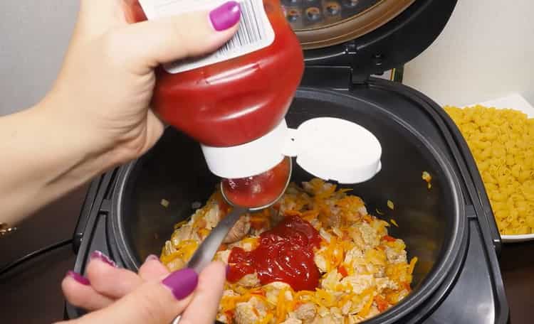 pasta con carne en una olla de cocción lenta agregue salsa de tomate