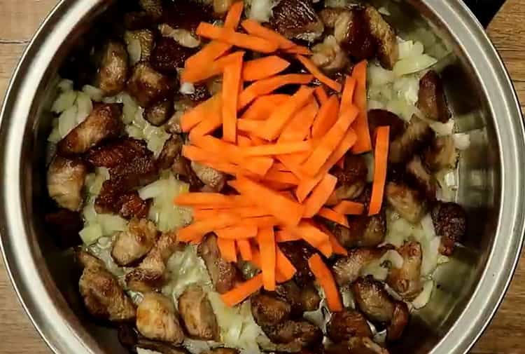 Pour cuire les pâtes, hachez les carottes