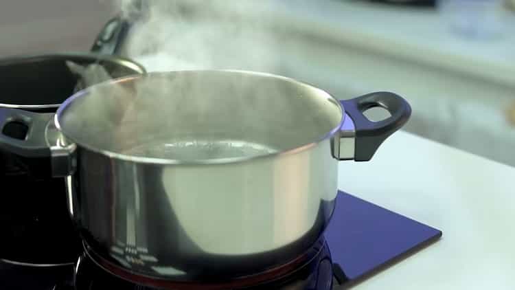 Pâtes au fromage dans une poêle selon une recette pas à pas avec photo