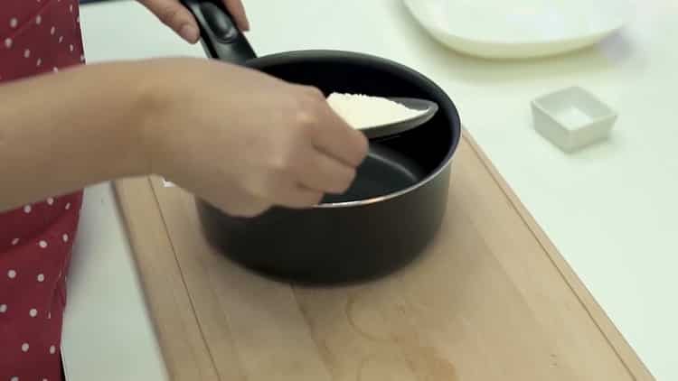 Cuisson des pâtes au fromage dans une casserole