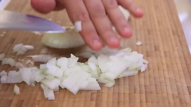 Pour cuire des pâtes, hachez l'oignon