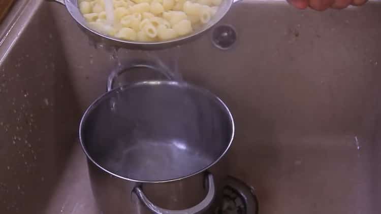 Para cocinar pasta, enjuague la pasta