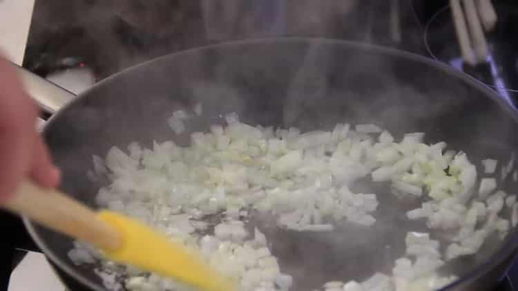 Para cocinar pasta, freír la cebolla.