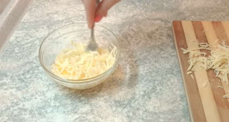 Para preparar pasta con un huevo, prepare los ingredientes.