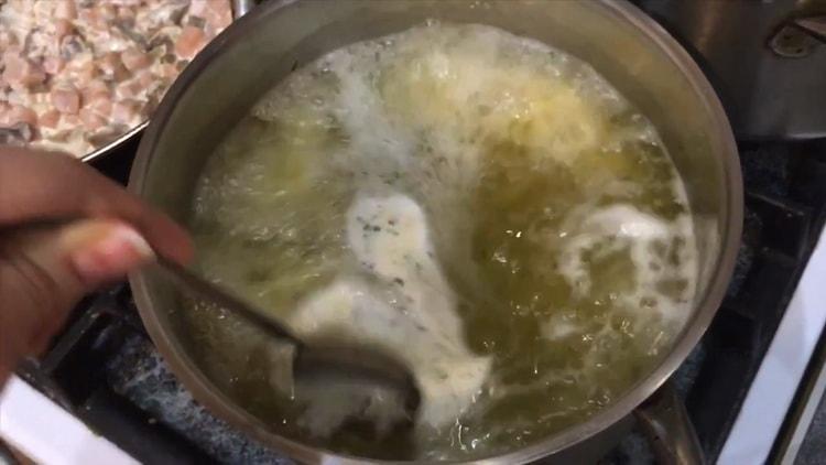 Za pripremu tjestenine sa kiselim vrhnjem pripremite sastojke