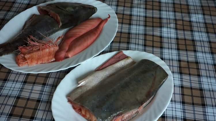 Para preparar salmón rosado salado, prepare los ingredientes.