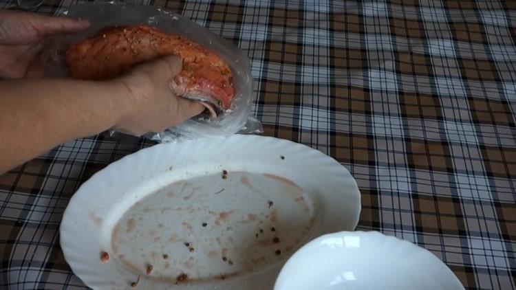 Pour le saumon rose salé, mettez le poisson dans un sac