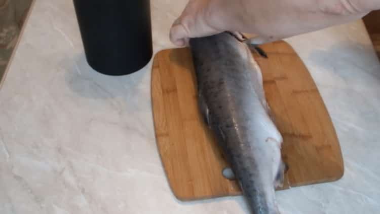 Para preparar salmón rosado en escabeche, prepare los ingredientes