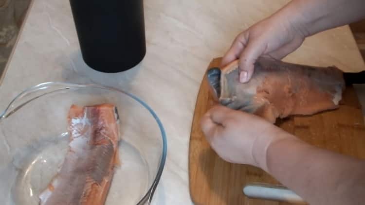 Para cocinar salmón rosado en escabeche, corte el pescado