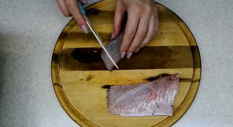 Para la preparación de la carpa plateada en escabeche, prepare los ingredientes