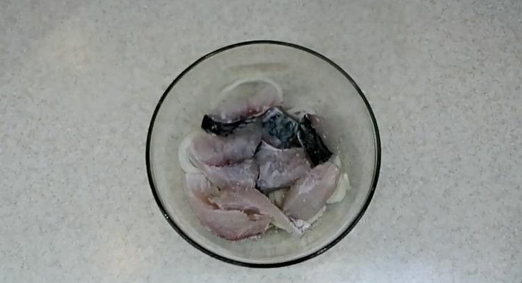 Pour faire cuire la carpe argentée marinée, couper le poisson