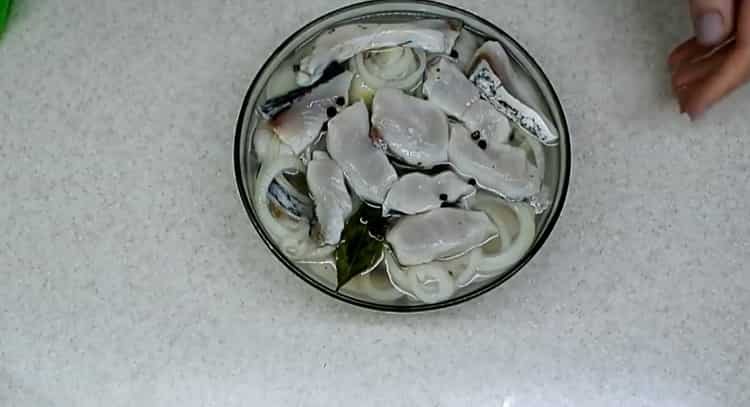 To make pickled silver carp prepare oil