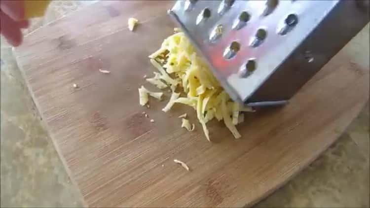 Para hacer tortillas mexicanas, rallar el queso