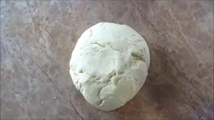 Pétrir la pâte pour faire des tortillas mexicaines.